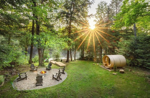 Bracebridge Cottage | Luxury Cabin, Sauna, River Cold Plunge,IGLOOS,EV,Wifi,Instapics! In Muskoka,ON