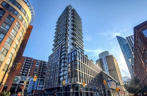St. Lawrence Apartment | Luxury Condo with Home Office in heart of downtown