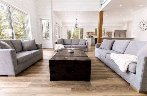 Carnarvon House | Luxury Cottage on Twelve Mile Lake