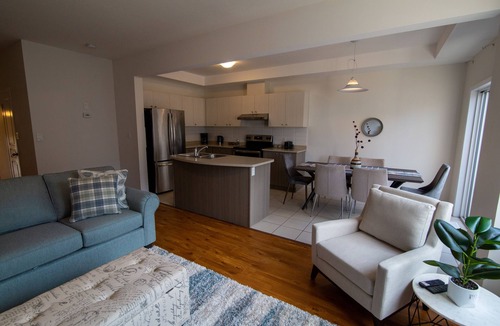 Stoney Creek House | Luxury Curated Stay – Steps from Lake Ontario