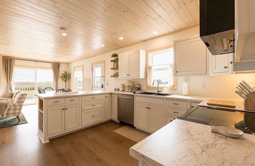 Darnley House | Luxury Darnley Retreat w/Hot Tub near Thunder Cove Beach