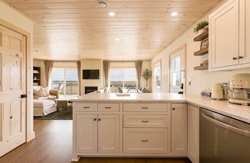 Darnley House | Luxury Darnley Retreat w/Hot Tub near Thunder Cove Beach