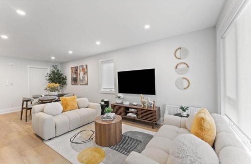 Keelesdale - Eglinton West Apartment | Luxury Deluxe 2 BR - 2 Beds - Stylish - New Build Downtown
