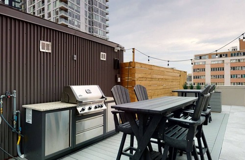 Byward Market - Parliament Hill Apartment | Luxury Downtown 1BD Suite w/Rooftop Terrace | Minutes to ByWard Market