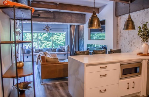 Kelowna Central Business District Hotel | LUXURY DOWNTOWN WATERFRONT RETREAT with Park, Lake and Marina Views