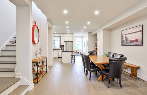 Gravenhurst House | Luxury End-Unit Townhome in Muskoka Bay Resort