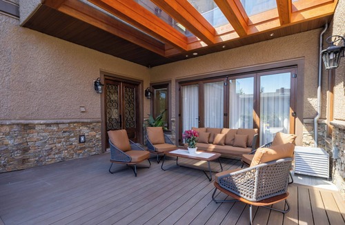 Richmond Apartment | Luxury Family Room . 2 Queen beds. Ensuite . Free parking. Central AC .Near YVR