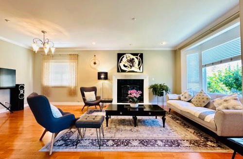 Hastings Villa | Luxury Family Villa - 5BR & Garden - 10 mins to DT - Free Parking