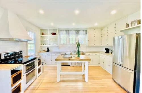 Virgil House | Luxury Farmhouse in Niagara-On-The-Lake: Waterfront & Vineyard Views