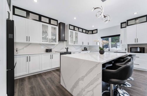 Downtown Gatineau House | Luxury Gatineau Home 11km to DT Ottawa: Hot Tub, BBQ & Fire Pit