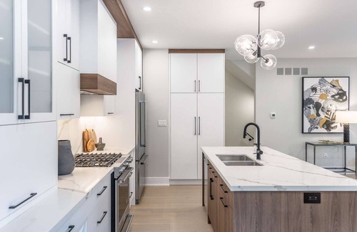 Beaconsfield Village House | Luxury Grand 3BR in Queen West