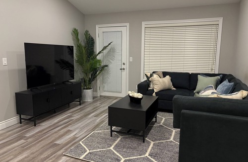Windsor House | Luxury Home 10mins drive to Windsor/Detroit border, sleeps 11 guest