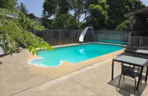Oshawa House | Luxury home 4BR, Pool, & 5 Mins to 401