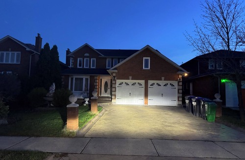 East Credit House | Luxury house 7 bdrms - near airport, sq 1, Private Backyard