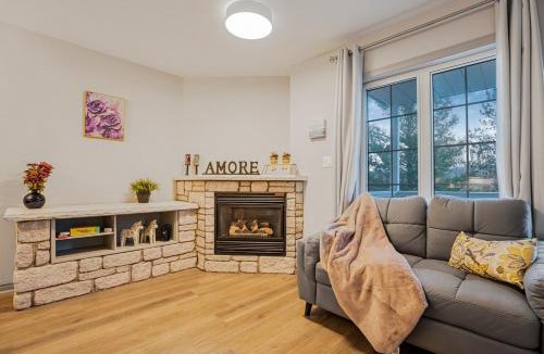 Oro-Medonte Apartment | Luxury Jacuzzi Suite with Sauna & Heated Pool