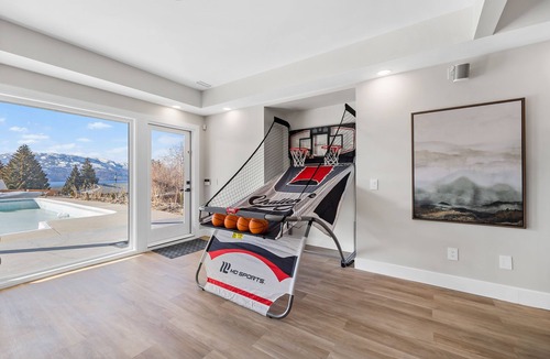 Central Okanagan House | Luxury Kelowna House w/Pool and Sauna
