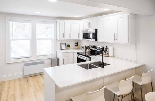 Queens Square House | Luxury King Bed Downtown Charlottetown House