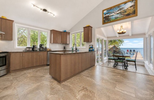 Keswick House | Luxury Lake Simcoe Retreat | Hot Tub, Private Dock & Sandy Shore