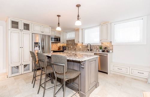 Oro-Medonte House | Luxury Lakeside Executive Suite
