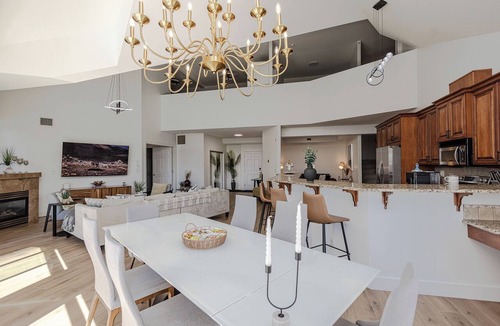 North End Condo | Luxury Lakeside Penthouse - Discovery Bay Resort