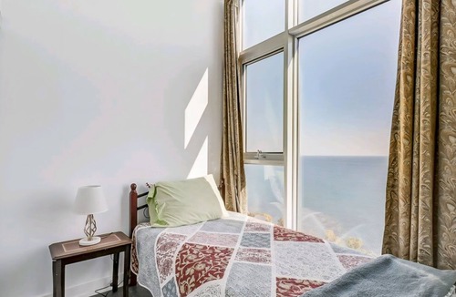 Burlington Apartment | Luxury Lakeview Corner Condo | Free Parking
