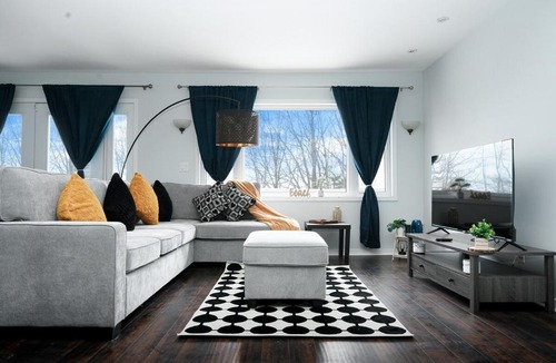 Barrie Apartment | Luxury Lakeview Stay with Jacuzzi in Downtown Barrie