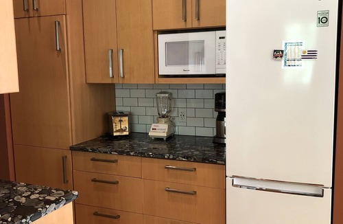 Quathiaski Cove Cottage | Luxury Loft - Quiet rural setting - 5 min from the beach!