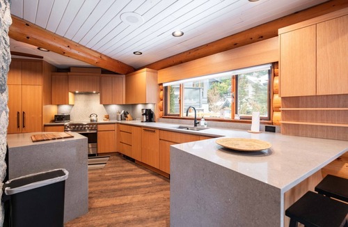 Nordic Estates Condo | Luxury log chalet | Private hot tub | Ski-in/out