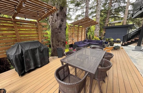 Squamish House | Luxury Mountain Retreat | Sauna · Hot Tub · Nature