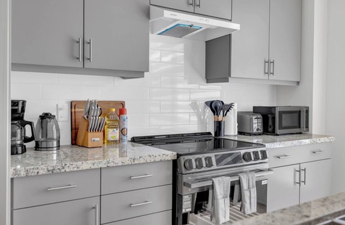 Oakville House | Luxury Oakville Townhome | Free Parking & Wi-Fi