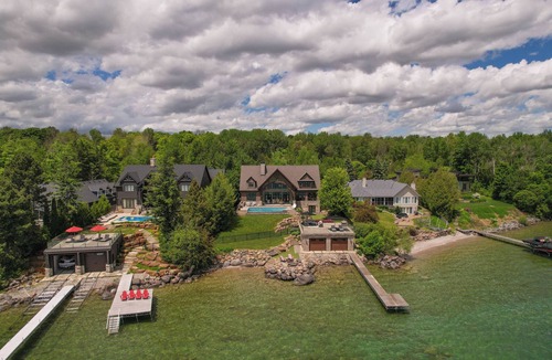 Oro Station Cottage | Luxury on Lake Simcoe w Infinity Pool - 1 Hr to Toronto - Avoid Muskoka Traffic