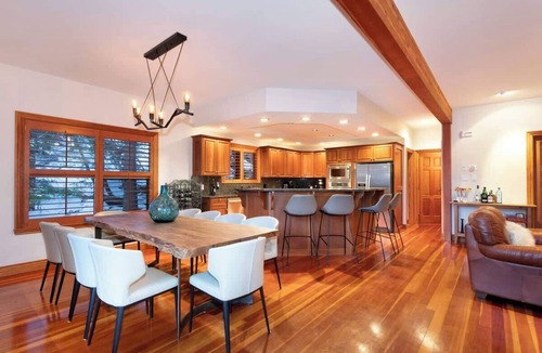 Blueberry Hill House | Luxury Private 5 Bedroom Blueberry Chalet!