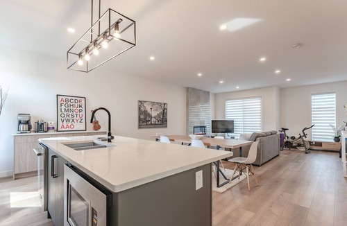 Mount Pleasant House | LUXURY RETREAT for 10/ 5 Min DT /Garage + Fireplace