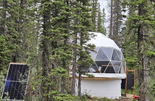 Bragg Creek House | Luxury Riverside Dome with Private Bathroom Near Bragg Creek