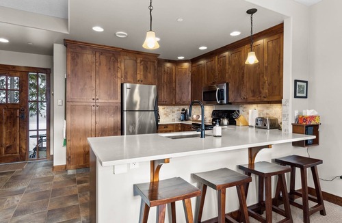 Sun Peaks House | Luxury slopeside townhouse with private hot tub in Woodhaven 4
