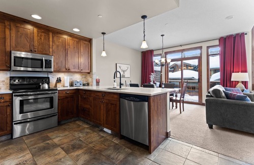 Sun Peaks House | Luxury slopeside townhouse with private hot tub in Woodhaven 4
