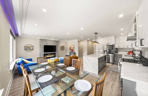 Newtonbrook House | Luxury Spa Escape with Pool & Jacuzzi [near Bathurst & Sheppard, Rogers Stadium]