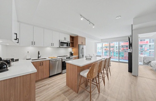 Innisfil Condo | Luxury Sunseeker Retreat w/Terrace