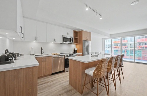 Innisfil Condo | Luxury Sunseeker Retreat w/Terrace