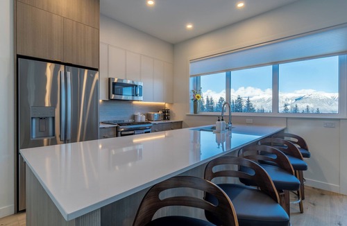 Golden House | Luxury Townhome with hot tub - perfect for big families and group get-togethers