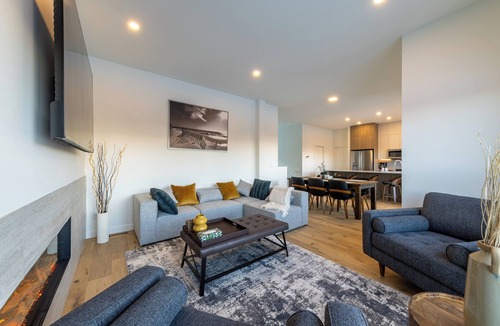 Golden House | Luxury Townhome with hot tub - perfect for big families and group get-togethers