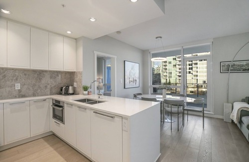 Lower Lonsdale Apartment | Luxury Waterfront Condo in Lower Lonsdale