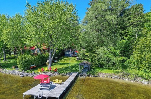 Bobcaygeon Cottage | Luxury Waterfront Cottage on Pigeon Lake: Sandy Beach, Hot Tub, 5m to Bobcaygeon