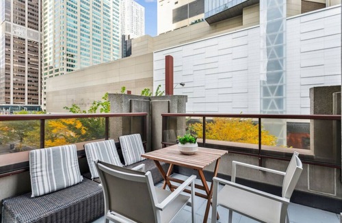 Bloor-Yorkville Apartment | Luxury Yorkville 2bed 2bath 5 guests Parking