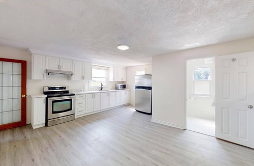 Lincoln House | Majestic Oasis by the shores of Lake Ontario minutes away from Niagara Falls