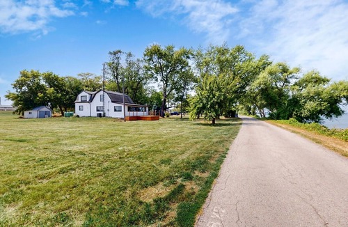 Lincoln House | Majestic Oasis by the shores of Lake Ontario minutes away from Niagara Falls