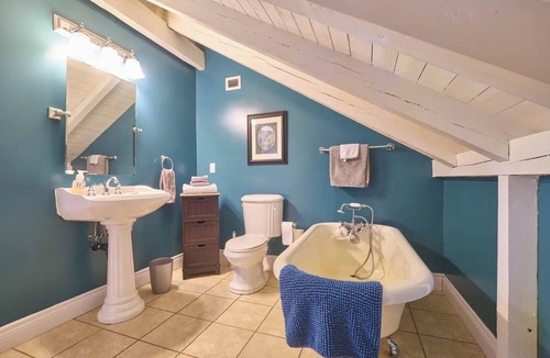 Steady Brook House | Marble Saltbox - hottub