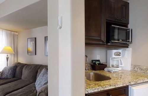 Oro-Medonte Apartment | Margarita Getaway 2 near spa, ski hills, golf, motocross & year-round pool