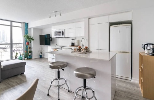 Wellington Place Bed & Breakfast | Master bedroom in Downtown Toronto, best location near CN tower