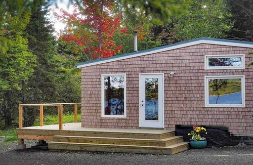 Glenville Cabin | Mayfly Tiny House on fresh water Lake Ainslie 12 min distant to Inverness beach